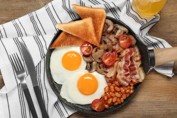 揚げ卵とパンを提供 キノコ ベーコン トマトと木製のテーブルの上にトーストパン 平置き 伝統的な英語の朝食 — ストック写真