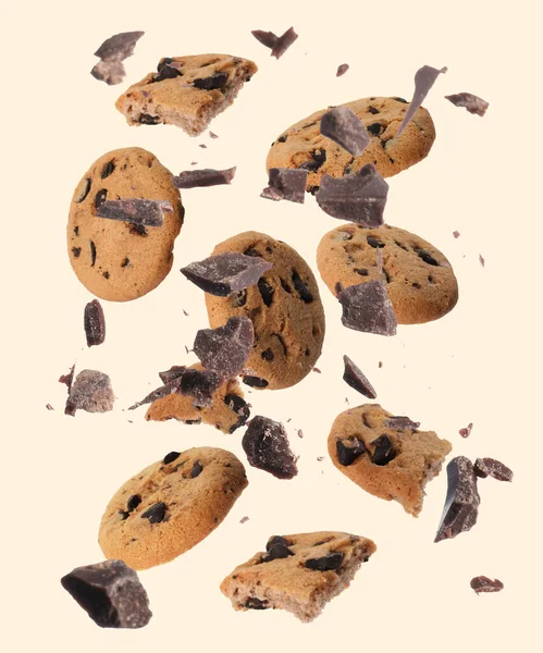 Délicieux Biscuits Aux Pépites Chocolat Morceaux Chocolat Tombant Sur Fond — Photo