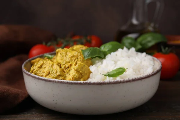 Köstlicher Reis Und Huhn Mit Currysoße Auf Holztisch Nahaufnahme — Stockfoto