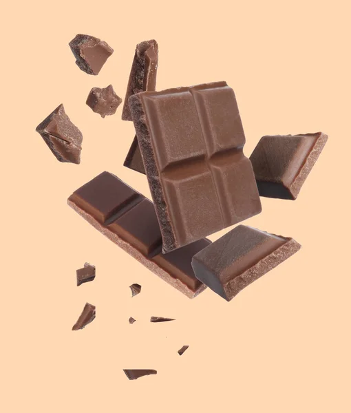 Morceaux Barre Chocolat Tombant Sur Fond Beige — Photo