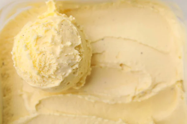 맛있는 바닐라 아이스크림을 용기에 요리하고 텍스트를 공간을 만든다 — 스톡 사진