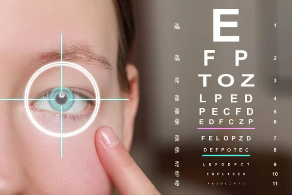 Vision Testdiagram Och Laser Reticle Fokuserad Kvinnans Öga Mot Suddig — Stockfoto