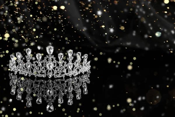 Gyönyörű Ezüst Tiara Gyémántokkal Sötét Tükör Felületén Hely Szövegnek Bokeh — Stock Fotó
