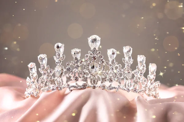 Bela Tiara Prata Com Diamantes Pano Rosa Efeito Bokeh — Fotografia de Stock