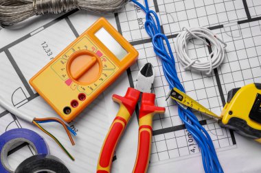 Elektrik şeması ve üst görünümde farklı kablolar ve araçlar