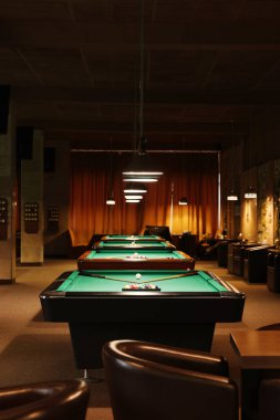 Kulüpte top ve ıstakalarla bilardo masaları