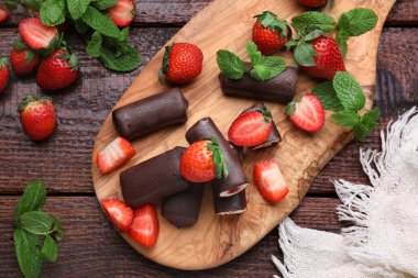 Lezzetli kremalı aperatifler taze çilekler ve ahşap masa üzerinde nane şekeri.