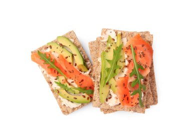 Krem peynirli taze gevrek, somon, avokado ve roka beyaza izole edilmiş.