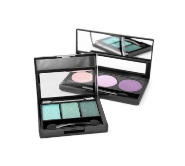 Beyaz üzerine izole edilmiş fırçalı güzel göz farı paletleri