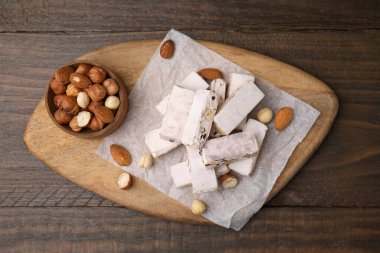 Lezzetli ceviz parçaları, fındık ve badem, ahşap masa, üst manzara.