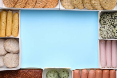 Açık mavi arka planda birçok farklı çiğ vegan et ürünleri, düz yatıyordu. Metin için boşluk