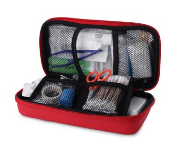 Beyaza izole edilmiş ilk yardım çantasını aç