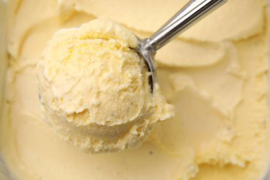 Konteynırdan vanilyalı dondurma alıyordum.