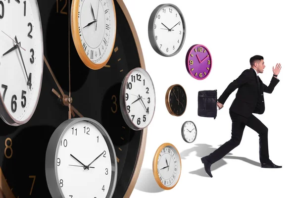 Gestión Plazos Empresario Huyendo Muchos Relojes Persiguiéndolo Sobre Fondo Blanco —  Fotos de Stock