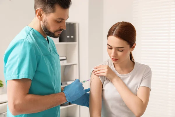 Médico Que Administra Vacuna Contra Hepatitis Paciente Clínica — Foto de Stock