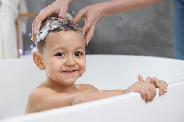 Mutter Wäscht Ihrem Kleinen Sohn Badezimmer Die Haare Mit Shampoo — Stockfoto