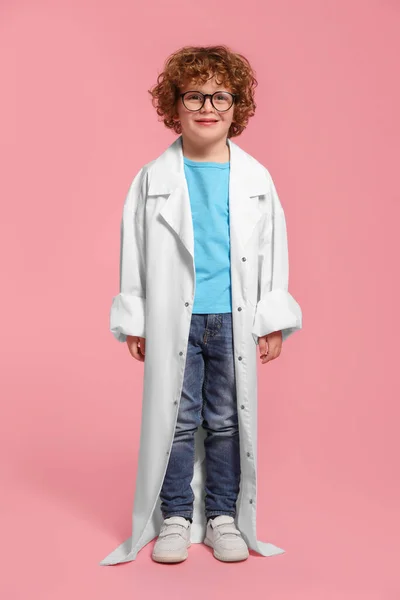 Ritratto Figura Intera Bambino Uniforme Medica Occhiali Sfondo Rosa — Foto Stock