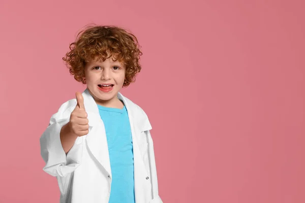 Malý Chlapec Lékařské Uniformě Ukazuje Palec Nahoru Růžovém Pozadí Mezera — Stock fotografie