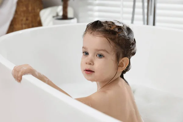 Мила Маленька Дівчинка Миє Волосся Шампунем Ванній — стокове фото