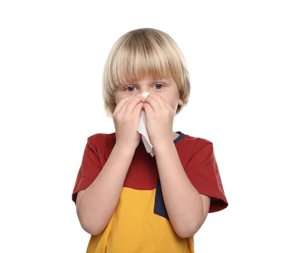 Boy Meniup Hidung Dalam Jaringan Pada Latar Belakang Putih Gejala — Stok Foto