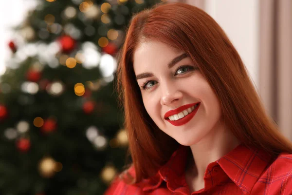 Gyönyörű Fiatal Ellen Elmosódott Fények Közelkép Helyet Szöveges Karácsonykor — Stock Fotó