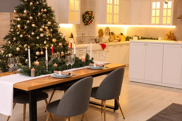 Świąteczny Stół Piękny Świąteczny Wystrój Kuchni Projekt Wnętrza — Zdjęcie stockowe