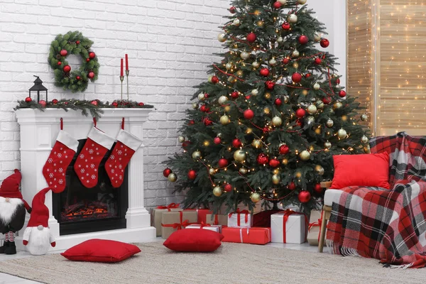 Acogedora Habitación Con Árbol Chimenea Decorada Para Navidad Diseño Interiores — Foto de Stock