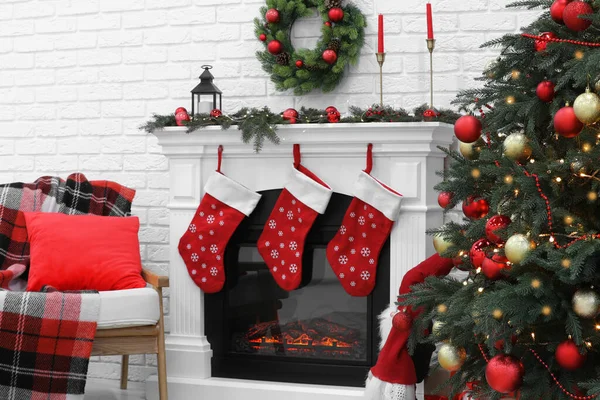 Quarto Acolhedor Com Árvore Lareira Decorado Para Natal Design Interiores — Fotografia de Stock