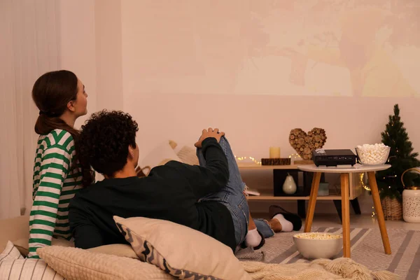 Ζευγάρι Βλέποντας Ταινία Μέσω Video Projector Στο Σπίτι — Φωτογραφία Αρχείου