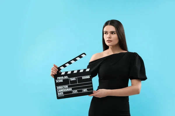 Attrice Con Clapperboard Sfondo Azzurro Spazio Testo Industria Cinematografica — Foto Stock