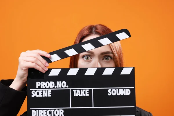 Attrice Emotiva Con Clapperboard Sfondo Arancione Industria Cinematografica — Foto Stock