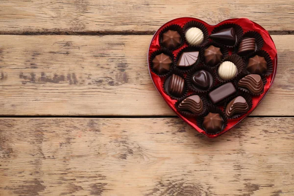 Hjärtformad Låda Med Läckra Chokladgodis Träbord Ovanifrån Plats För Text — Stockfoto