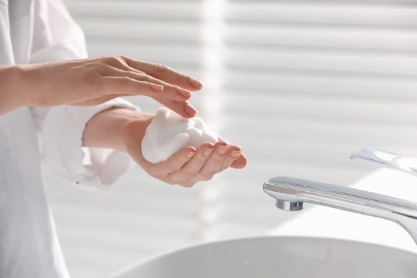 洗面所の洗面所近くのクレンジングフォームで手を洗う女性 クローズアップ — ストック写真