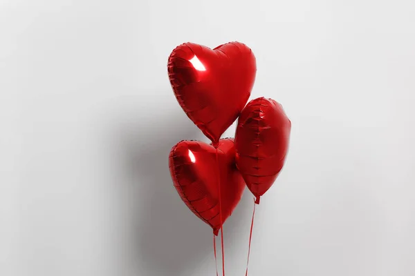 Veel Rode Hartvormige Ballonnen Witte Achtergrond — Stockfoto