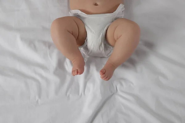 Pequeno Bebê Fralda Deitado Cama Vista Superior — Fotografia de Stock