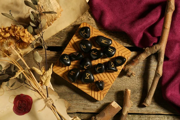 Összetétel Fekete Rúnakövekkel Szárított Növényekkel Fából Készült Asztalon Lapos Fektetés — Stock Fotó