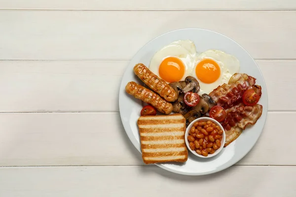 将煎蛋 熏肉和吐司放在白色木制桌子上 顶部有文字空间 传统英语早餐 — 图库照片