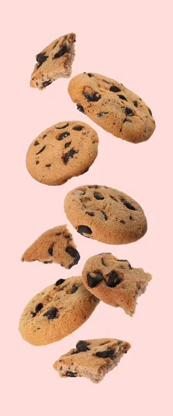 Delicious Chocolate Chip Cookies Falling Pink Background — Stock Photo, Image