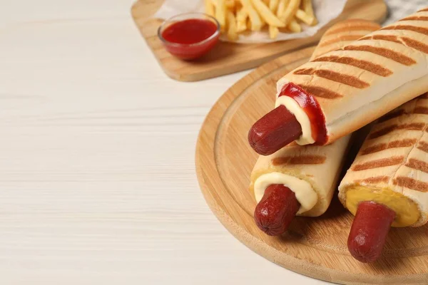 Heerlijke Franse Hotdogs Frietjes Dipsaus Witte Houten Tafel Ruimte Voor — Stockfoto