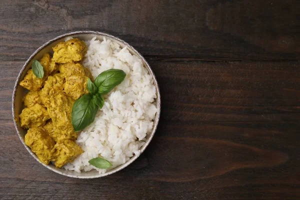 Heerlijke Rijst Kip Met Curry Saus Houten Tafel Bovenaanzicht Ruimte — Stockfoto