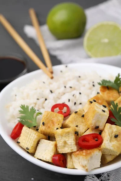 Mísa Rýže Smaženým Tofu Chilli Paprikou Petrželkou Šedém Dřevěném Stole — Stock fotografie