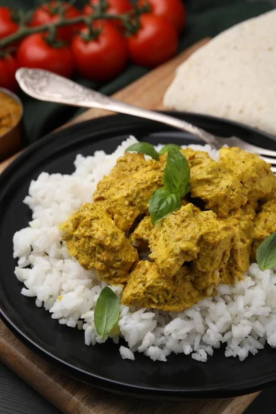 Läckert Ris Och Kyckling Med Currysås Träskiva Närbild — Stockfoto