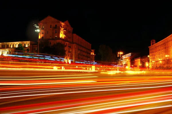 Ruch Uliczny Efekt Rozmycia Ruchu Widok Nocnego Pejzażu Samochodowymi Ścieżkami — Zdjęcie stockowe