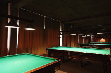 Kulüpte boş yeşil bilardo masaları. Havuz Oyunu