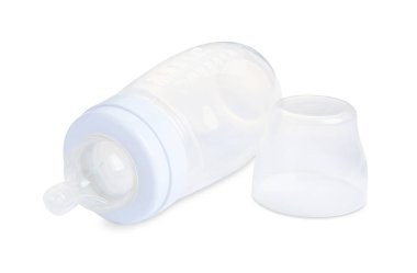 Beyaz üzerine izole bebek sütü için boş beslenme şişesi