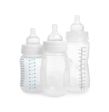 Beyaz arka planda bebek sütü için üç boş besleme şişesi