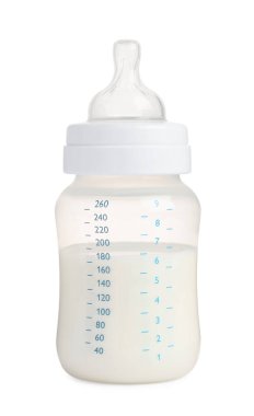 Beyaz arka planda bebek maması olan bir beslenme şişesi.