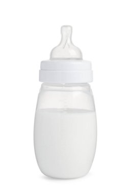 Beyaz arka planda bebek maması olan bir beslenme şişesi.
