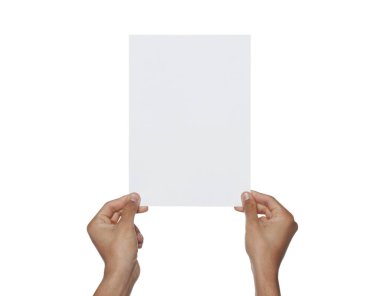 Beyaz arka planda kağıt tutan adam, yakın plan. Tasarım için model