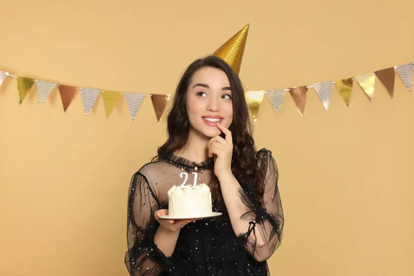 Прихід Вікової Вечірки День Народження Усміхнена Жінка Тримає Смачний Торт — стокове фото